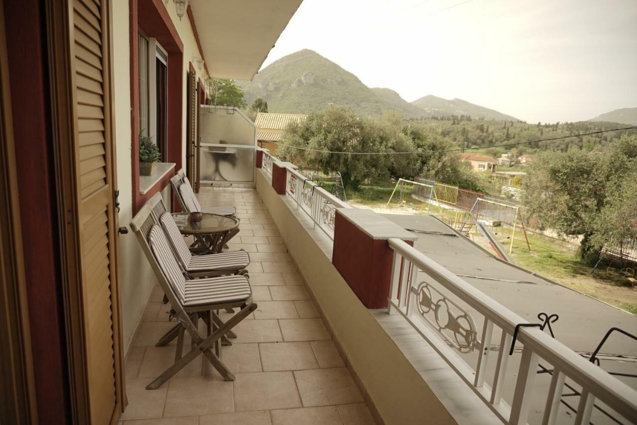 Appartement J&B Countryside Life à Ágios Matthaíos Extérieur photo
